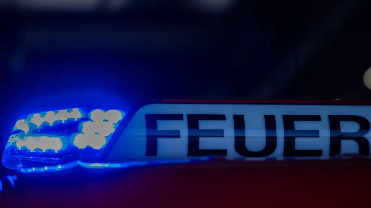 Feuerwehr: PRODUKTION - 11.01.2024, Nordrhein-Westfalen, Leverkusen: Ein Blaulicht leuchtet auf einem Feuerwehrwagen in der Hauptfeuer- und Rettungswache einer Feuerwehr. (zu dpa: «Militärfahrzeuge brennen in Erfurt») Foto: Rolf Vennenbernd/dpa +++ dpa-Bildfunk +++
