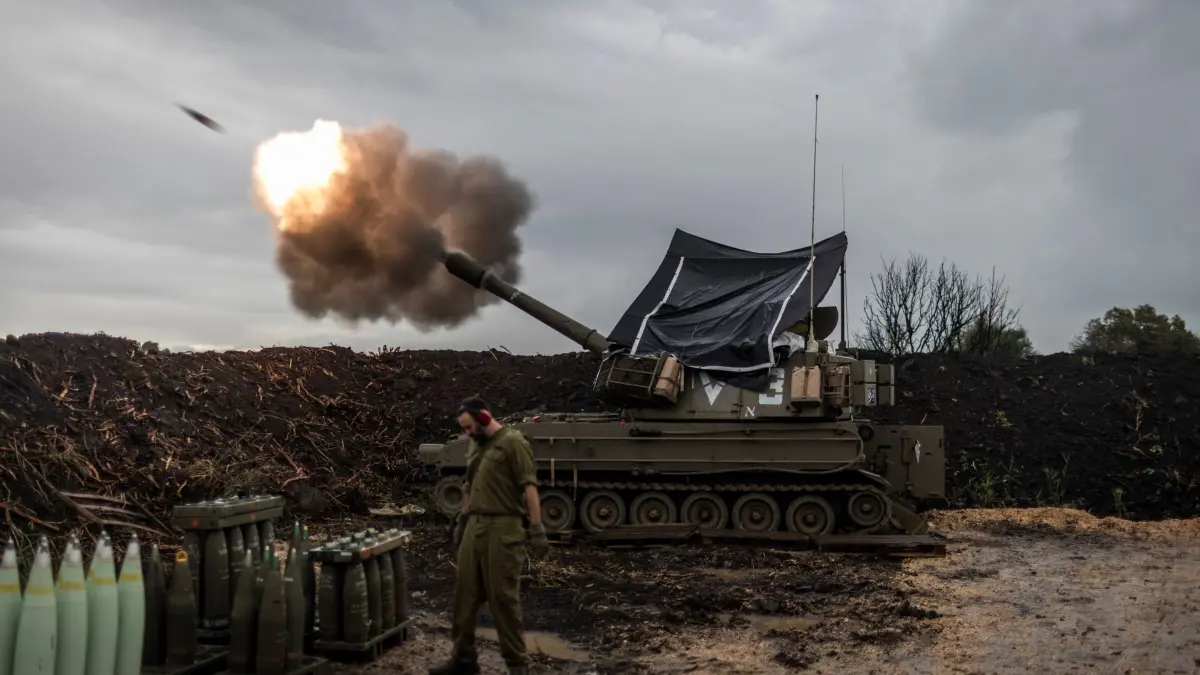 Israelische Soldaten feuern nahe dem Libanon eine Haubitze ab: ARCHIV - 15.01.2024, Israel, ---: Israelische Soldaten feuern nahe der Grenze zum Libanon eine Haubitze ab. (zu dpa: «Heftige Gefechte zwischen Israel und Hisbollah - Zwei Tote im Libanon») Foto: Ilia Yefimovich/dpa +++ dpa-Bildfunk +++
