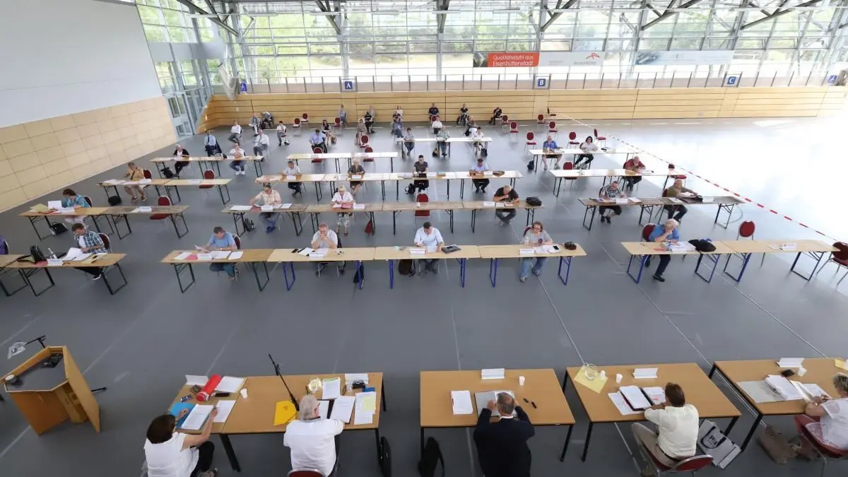 Die Wahlperiode 2019 bis 2024 der Stadtverordnetenversammlung war auch von der Corona-Zeit geprägt. Sitzungen mussten in Sporthallen wie hier, im Juni 2020 in der Inselhalle, stattfinden.