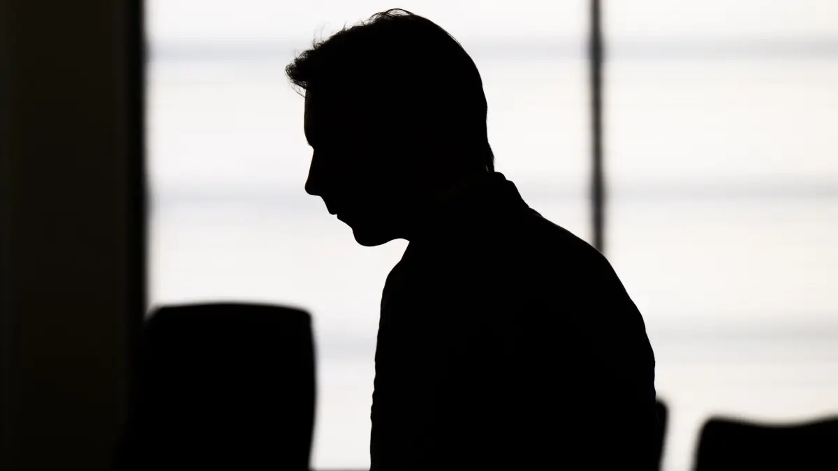 Prozess gegen Christian B.: 04.06.2024, Niedersachsen, Braunschweig: Der Angeklagte Christian B. steht im Gerichtssaal im Landgericht Braunschweig. Christian B. werden drei Fälle schwerer Vergewaltigung und zwei Fälle des sexuellen Missbrauchs von Kindern in Portugal vorgeworfen. Ermittler verdächtigen den Deutschen auch im Fall Maddie. Foto: Julian Stratenschulte/dpa Pool/dpa +++ dpa-Bildfunk +++