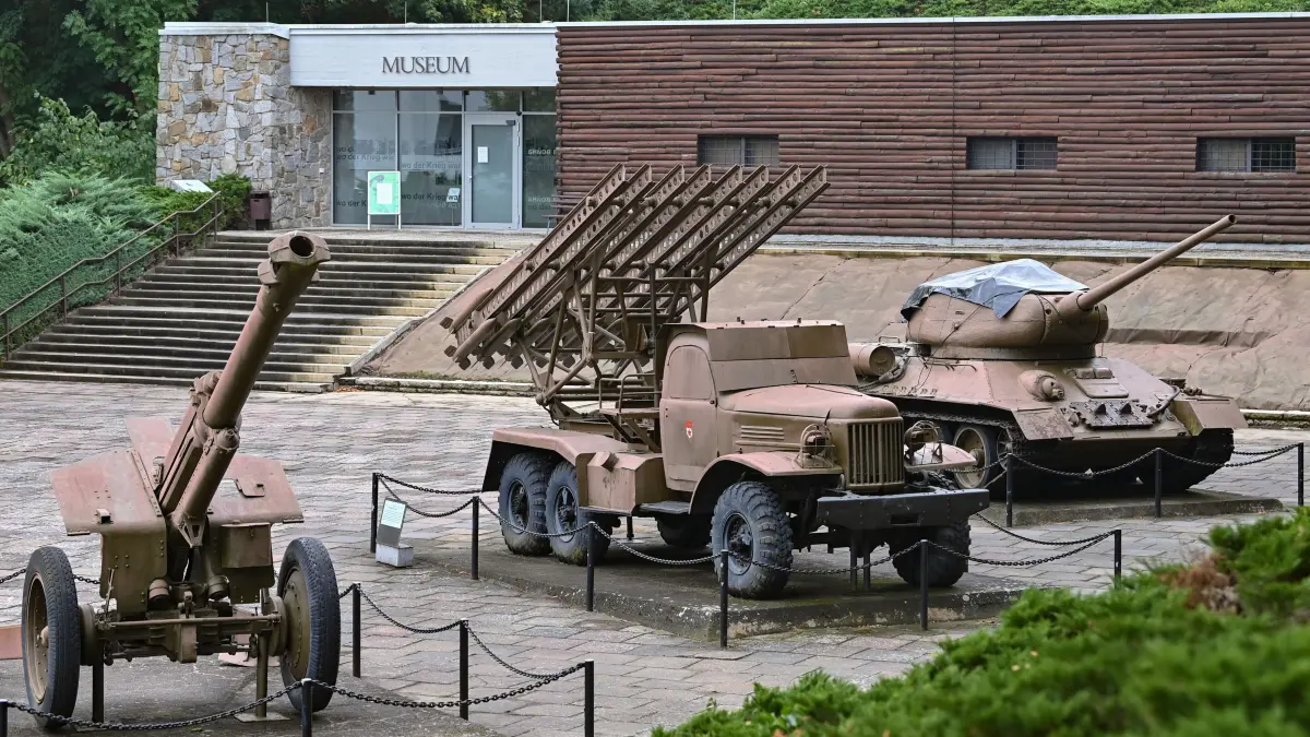 Sowjetische Kriegstechnik aus dem Zweiten Weltkrieg steht auf dem Gelände der Gedenkstätte «Seelower Höhen». Neben einer Haubitze «152-mm-Haubitze M1943 (D-1)» (l-r) und einem Geschosswerfer «BM-13-16NM» auch ein T-34-Panzer. Am selben Tag wurde auf einer Pressekonferenz die neuen Gedenkstättenkonzeption «Seelower Höhen ’45. Dem Krieg begegnen - den Frieden bewahren» vorgestellt. Um museumspädagogisch auch für die kommenden Jahre noch gerüstet zu sein und die historischen Ereignisse aus dem Frühjahr 1945 zeitgemäß vermitteln zu können, hatte der Landrat von Märkisch-Oderland, Schmidt (SPD), die Erarbeitung einer neuen Ausstellungskonzeption initiiert. Das neue Konzept wurde vom Verein Zeitreise Seelower Höhen (ZSH) im Auftrag des Landkreises Märkisch-Oderland erarbeitet. Zur Geschichte: Im Berliner Umland liegt das Schlachtfeld der Seelower Höhen. Im Frühjahr 1945 findet hier die letzte Feldschlacht des deutschen Vernichtungskrieges statt. Sie war eine der größten Schlachten auf deutschem Boden am Ende des Zweiten Weltkrieges in Europa. +++ dpa-Bildfunk +++