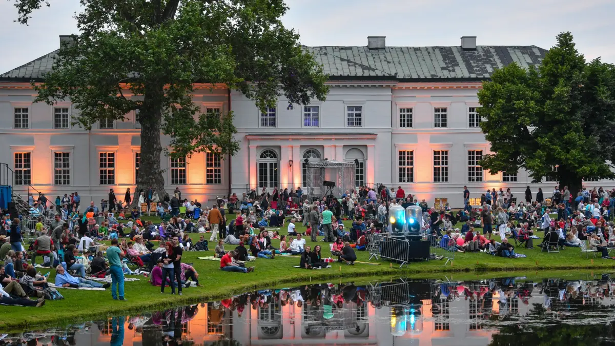 Besucher der diesjährigen Neuhardenberg-Nacht sind am 10.06.2017 vor dem Schloss von Neuhardenberg (Brandenburg) zu sehen. Auch in diesem Jahr feierte die Stiftung Schloss Neuhardenberg eine besonders fulminante Neuhardenberg-Nacht. Performances, Musik und ein Feuerwerk wurden geboten. Foto: Patrick Pleul/dpa-Zentralbild/dpa ++ +++ dpa-Bildfunk +++