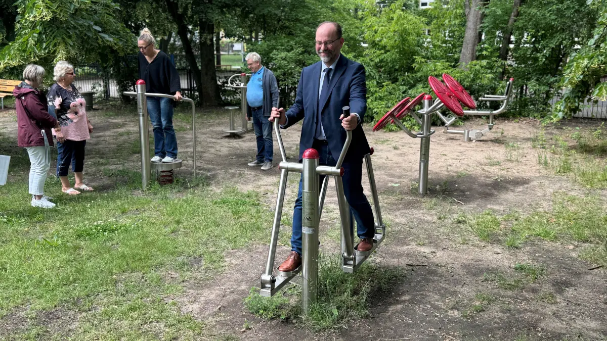 Michael Bentrup, Abteilungsleiter in der Staatskanzlei, testet höchst persönlich die Qualität der angeschafften Geräte.