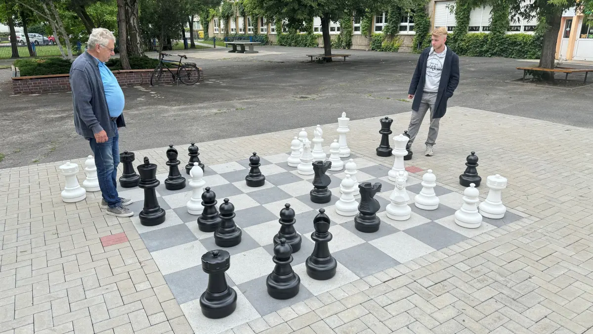 Schach verbindet Generationen. Klaus-Dieter Lehmann, Vorsitzender des Golzower Seniorenvereins "Lebensfreude" spielt eine Partie gegen Johann Alschweig.