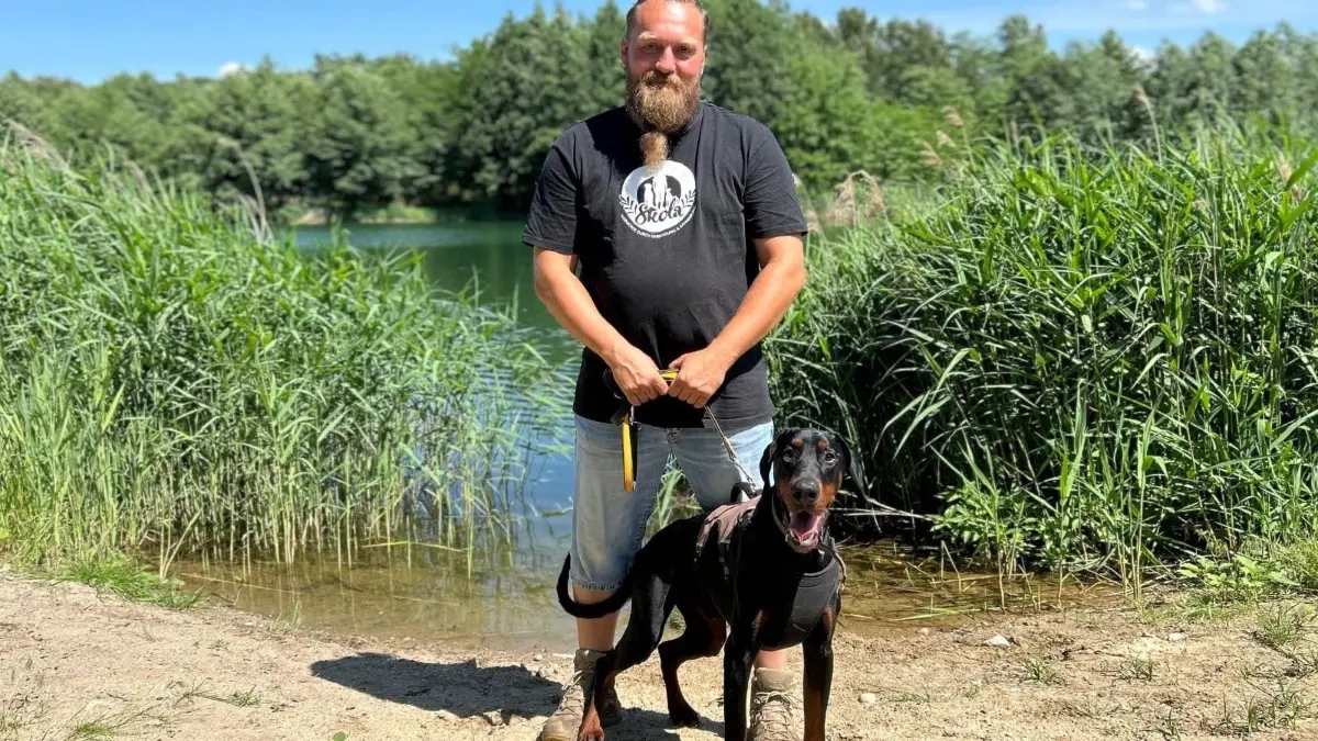 Beschäftigt sich intensiv mit dem einjährigen Dobermann Nero: Hundetrainer Xaver Skola. Der Berliner kommt aller zwei Wochen zum Tierheim am See nach Eisenhüttenstadt.
