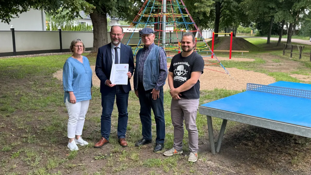 Solveig Kluge (Bauamt Golzow), Michael Bentrup (Staatskanzlei Potsdam), Dieter Rauer (Bürgermeister Zechnin) und Robert Lehmpfuhl (Bauamtsleiter Golzow) vor dem neuen Kletterturm in der Schulstraße in Zechin.
