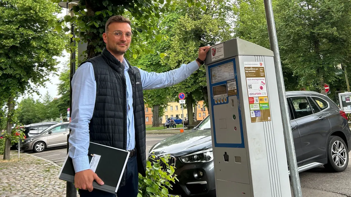 Rheinsbergs Ordnungsamtsleiter Norman Geist vor einem der Parkautomaten in der Innenstadt.