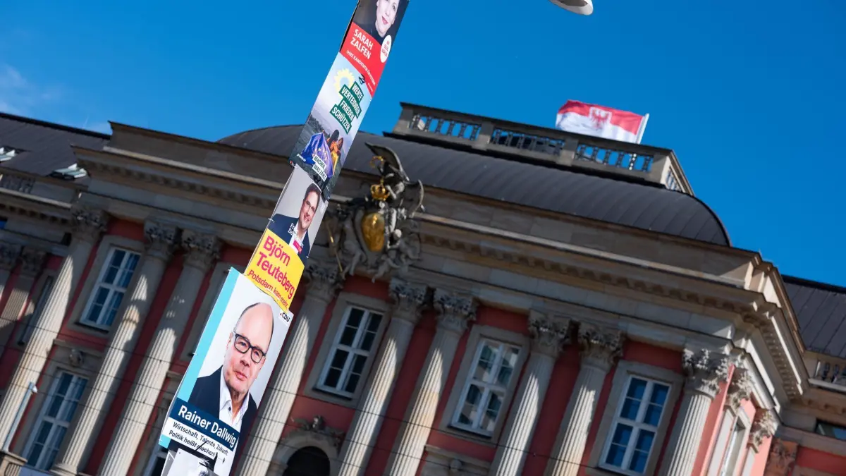 Wahlplakate in Brandenburg: ARCHIV - 17.05.2024, Brandenburg, Potsdam: Plakate verschiedener Parteien hängen an einer Straßenlaterne vor dem Brandenburger Landtag. Die Bürger in Brandenburg sind in diesem Jahr zur Europa- und zur Kommunalwahl aufgerufen. (zu dpa: «Brandenburg wählt Hunderte Kommunalparlamente sowie EU-Abgeordnete») Foto: Georg Moritz/dpa +++ dpa-Bildfunk +++
