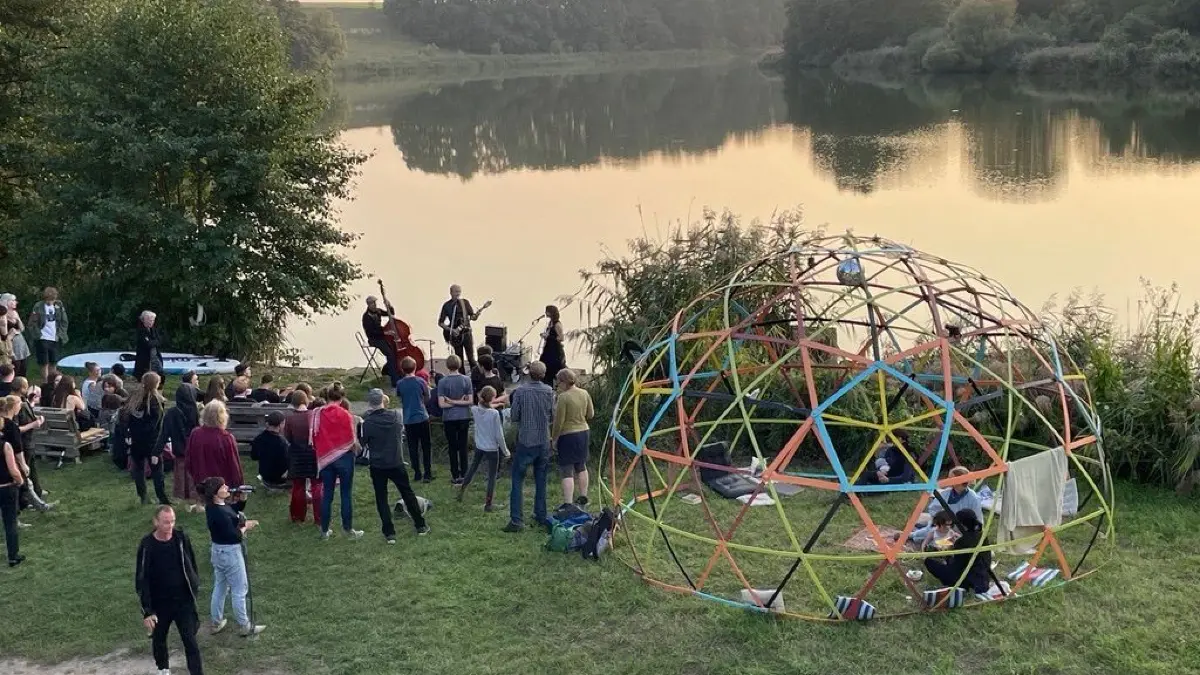 Ein Eindruck des Sea Side Festivals in Lietzen 2023. Direkt am Mühlensee wird getanzt und gefeiert.