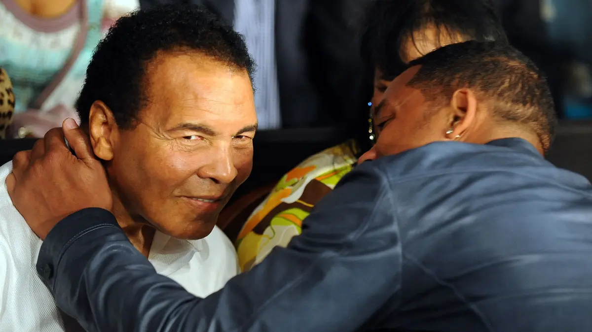 Box-Legende Muhammad Ali umarmt Will Smith vor dem Boxkampf zwischen Floyd Mayweather Jr. und Shane Mosley am 1 Mai, 2010 in Las Vegas