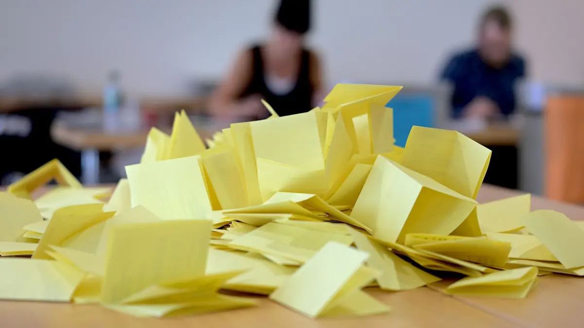 Kommunalwahlen in Thüringen: ARCHIV - 26.05.2024, Thüringen, Arnstadt: Die Stimmzettel für die Auszählung der Stimmen zur Bürgermeisterwahl in Arnstadt auf einem Tisch im Wahllokal in der Stadthalle Arnstadt. (zu dpa: «Stich- und Europawahlen: Über was die Thüringer am Sonntag entscheiden») Foto: Jacob Schröter/dpa +++ dpa-Bildfunk +++