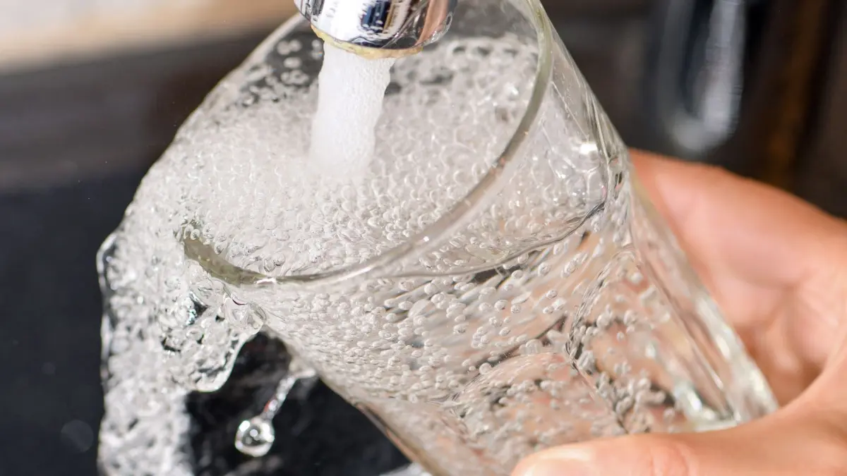 Eine Frau füllt ein Glas mit Trinkwasser aus dem Hahn: ARCHIV - 08.08.2019, Brandenburg, Sieversdorf: Eine Frau füllt ein Glas mit Trinkwasser aus dem Hahn. (zu dpa: «Bodenseekreis empfiehlt das Abkochen von Trinkwasser») Foto: Patrick Pleul/dpa-Zentralbild/dpa +++ dpa-Bildfunk +++