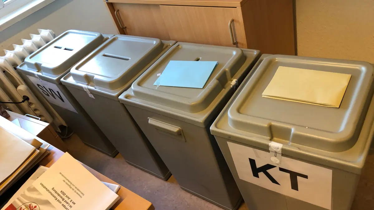 Volle Wahlurnen in einem Wahllokal in Eisenhüttenstadt am Nachmittag.