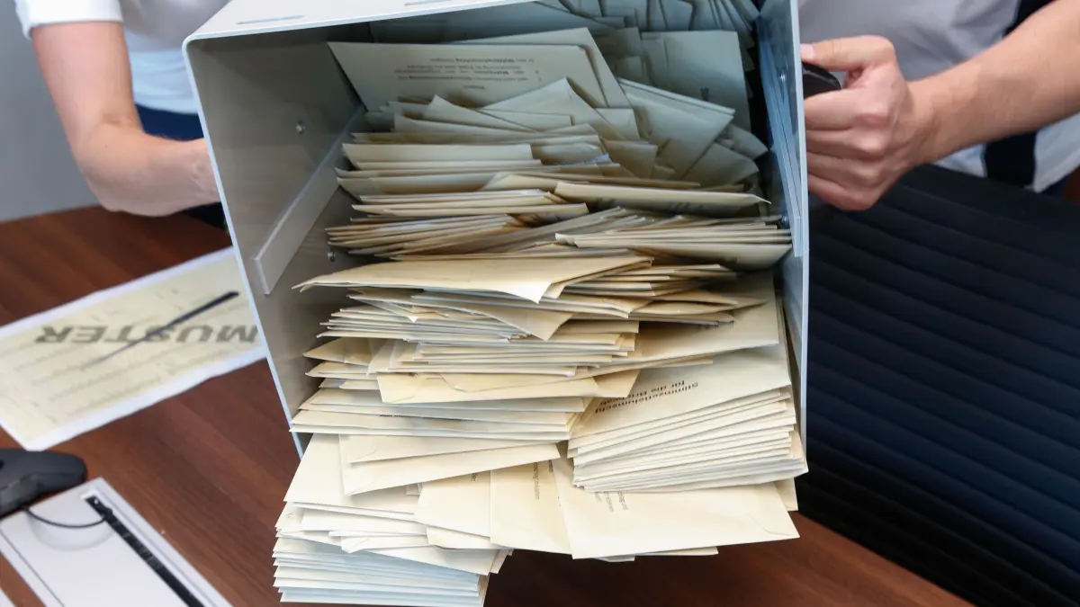 Kommunalwahl Wahl Wahlen 2024 in Oberhavel, Oranienburg, Wahlpartys SPD und Grüne, Kreistag Auszählung Stimmen, Wahlkabine, Foto: Karsten Schirmer