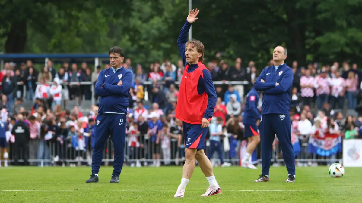 Gefeierter Weltstar in Neuruppin: Luka Modric forderte kurz kreistehend beim Spiel in kleinen Trainingsgruppen den Ball vor den Augen seines Trainers Zlatko Dalic (links).