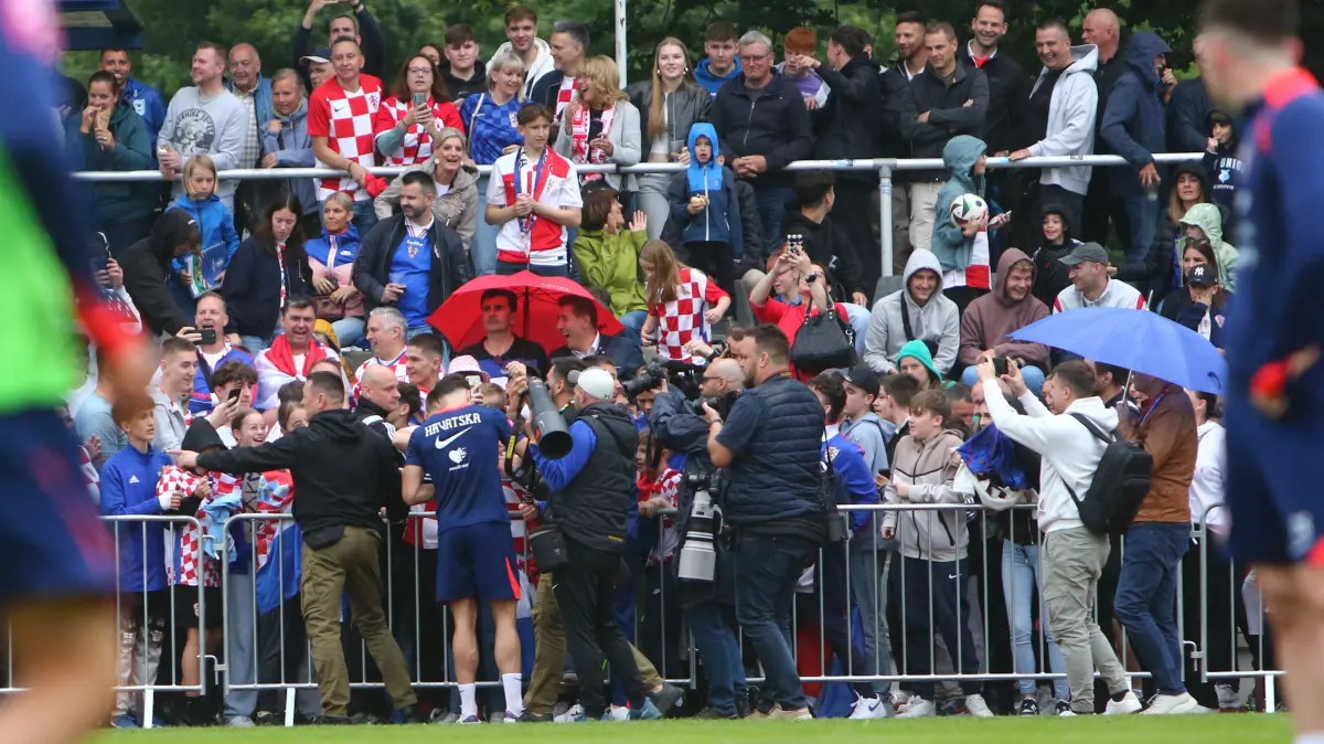 Gedränge am Absperrzaun: Als die Spieler aus Kroatien sich den Zuschauern im Volksparkstadion Neuruppin näherten und Bälle ins Publikum warfen, bekamen die Sicherheitskräfte mächtig zu tun.