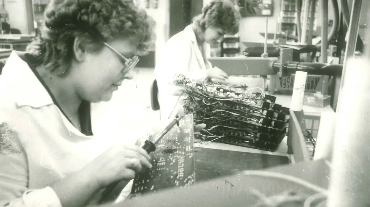 Halbleiterwerk: Konsumgüterproduktion im Halbleiterwerk Frankfurt (Oder), erschinen im Neuen Tag am 18. Dezember 1985