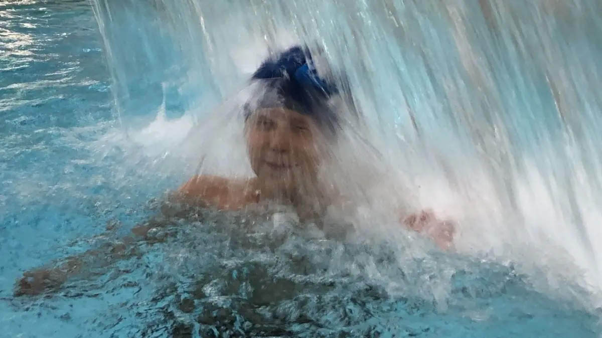 Badespaß im Inselbad Eisenhüttenstadt — in der Halle können Besucher das Jahr ganze Jahr schwimmen und herumtollen. Die Freibad–Saison im und am Außenbecken hingegen dauert immer nur ein paar Monate. Aber wann geht sie los?
Inselbad 2021: Spaß im Inselbad Eisenhüttenstadt