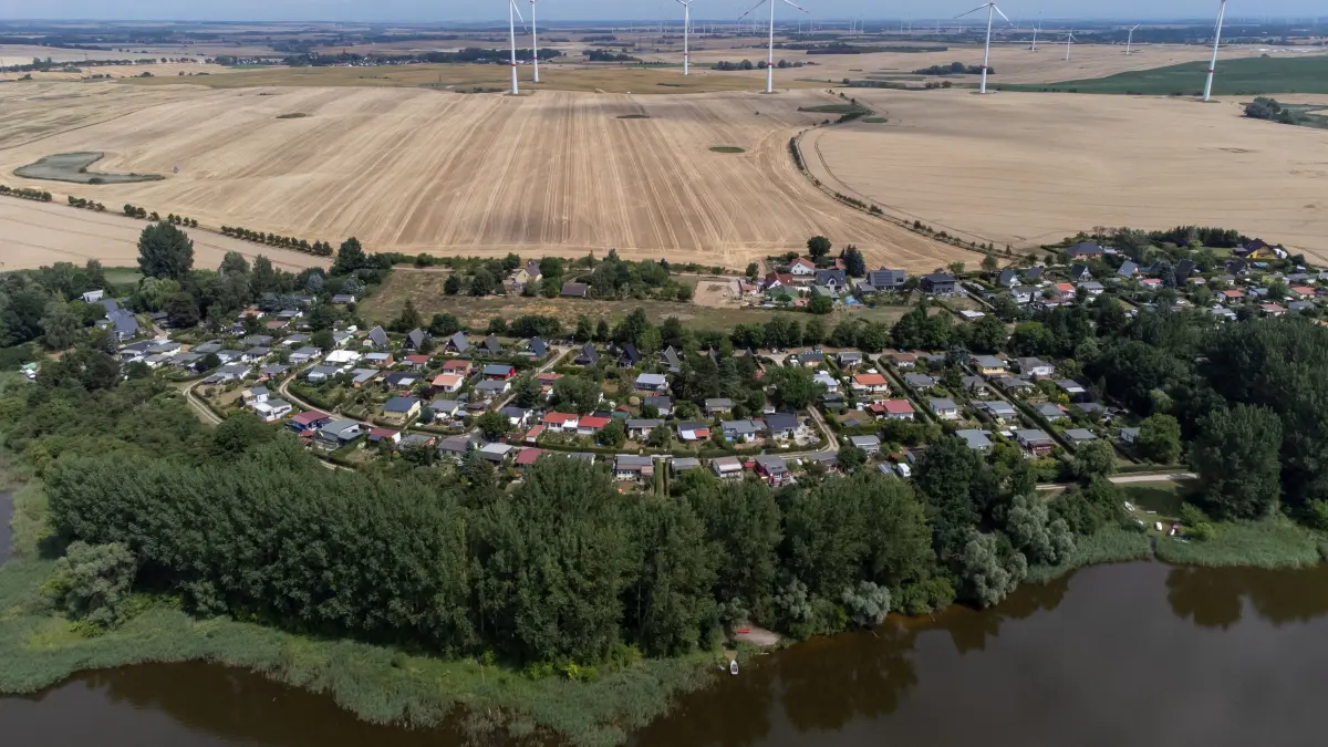 Bungalowsiedlung: Dobberzin, 19.7.2023: Blick auf die am Mündesee gelegene Bungalowsiedlung am Thekenberg in Dobberzin