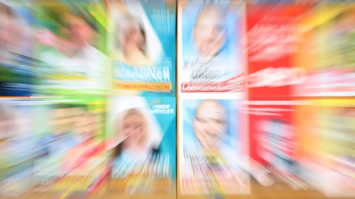 Wahlplakate der großflächigen Art sind im Landkreis Sigmaringen wiederholt mit Farbe beschmiert worden. ⇥
ARCHIV - 27.09.2023, Bayern, Buchloe: Eine Plakatwand mit Plakaten verschiedener Parteien zur bayerischen Landtagswahl 2023. In Mecklenburg-Vorpommern hat die Plakatwerbung für die Europa- und Kommunalwahlen am 9. Juni begonnen. (Aufnahme mit Zoomeffekt) (zu dpa: «Parteien beklagen mehr Zerstörungen von Wahlplakaten») Foto: Karl-Josef Hildenbrand/dpa +++ dpa-Bildfunk +++