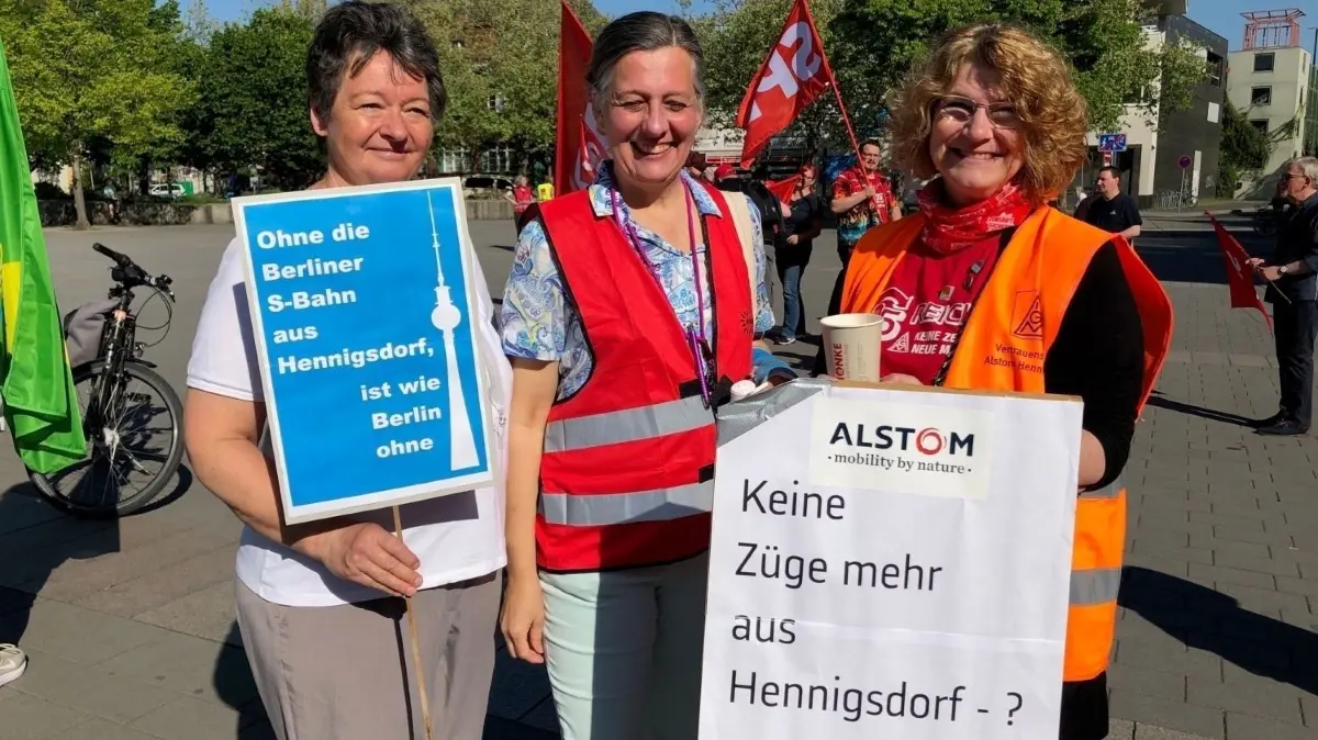 Demonstrantinnen kämpfen bei der Kundgebung zum 1. Mai in Hennigsdorf um die Zukunft von Alstom. Noch beschäftigt Alstom in Hennigsdorf gut 2000 Angestellte, darunter 400 Arbeiter in der Produktion. Im Mai will die Konzernspitze in Paris die Strategie für die nächsten drei Jahre vorstellen.