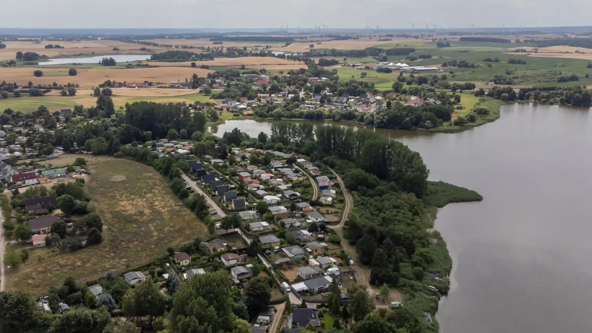 Bungalowsiedlung: Dobberzin, 19.7.2023: Blick auf die am Mündesee gelegene Bungalowsiedlung am Thekenberg in Dobberzin