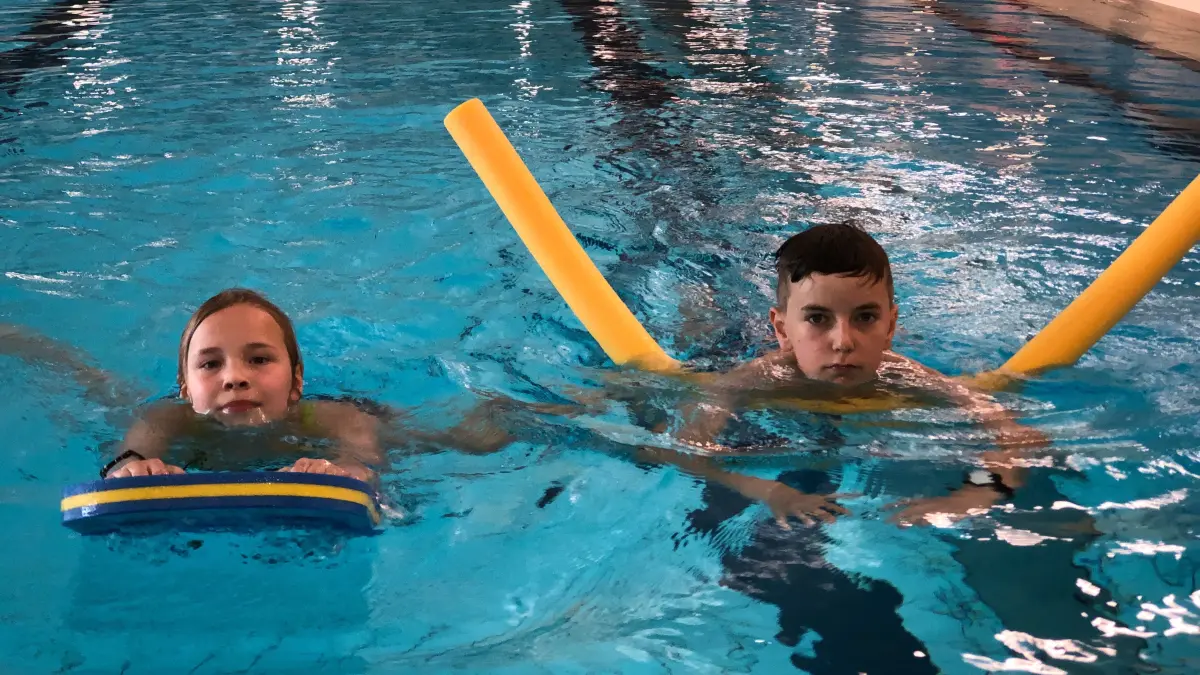 Laura (10 ) und Alfred (11) üben schwimmen im Inselbad Eisenhüttenstadt. Die beiden gehören zu einer Schulklasse aus Seelow, die im Inselbad ein Schwimmcamp absolviert hat.
