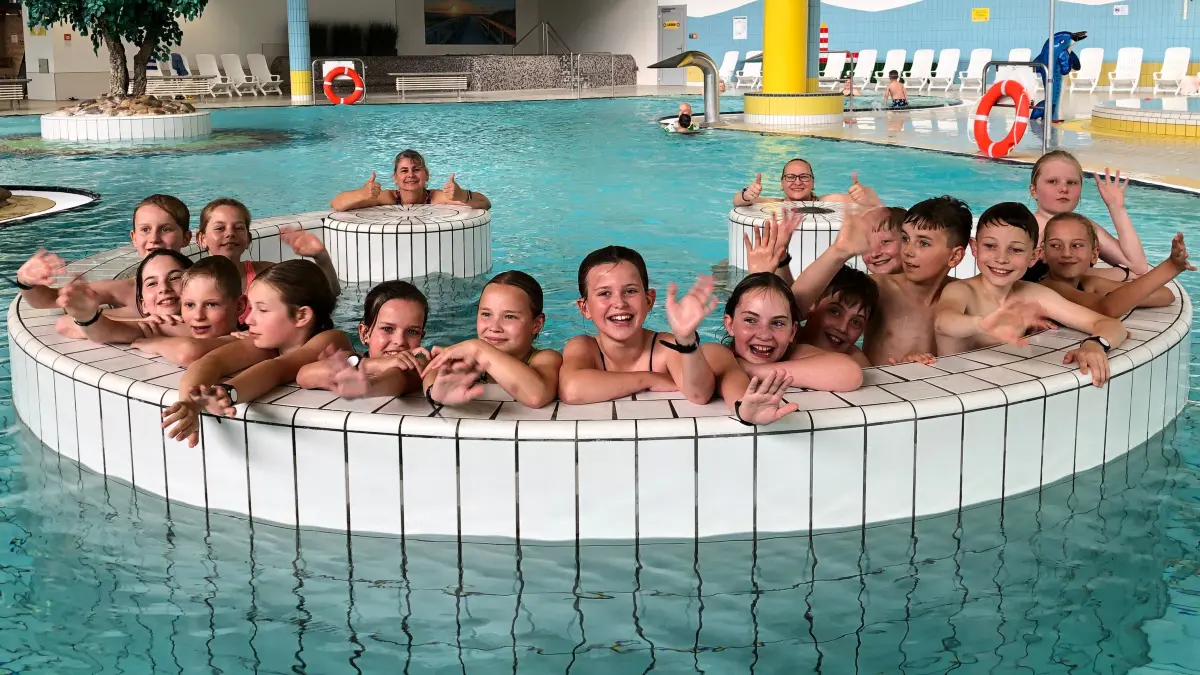 Laura (10 ) und Alfred (11) üben schwimmen im Inselbad Eisenhüttenstadt. Die beiden gehören zu einer Schulklasse aus Seelow, die im Inselbad ein Schwimmcamp absolviert hat.