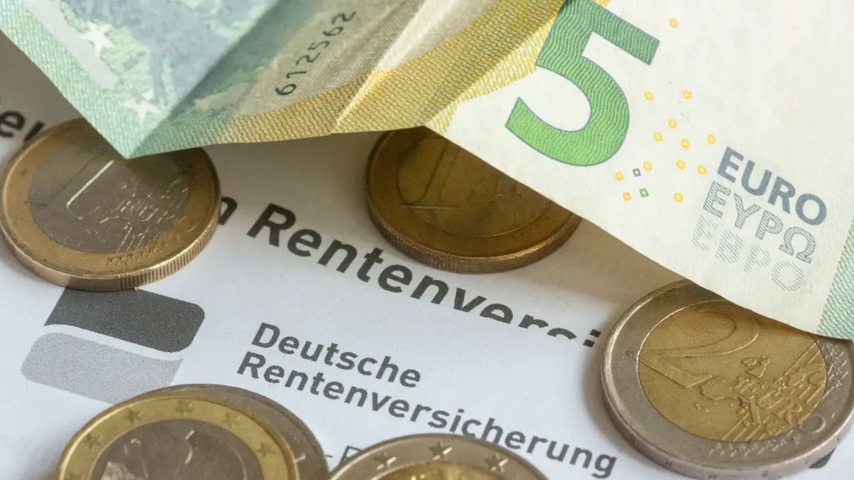 Deutsche Rentenversicherung: SYMBOLBILD - 24.04.2024, Berlin: Münzen und eine Banknote liegen auf einer Renteninformation der Deutschen Rentenversicherung. Das Bundeskabinett will am Mittwoch die im Juli geplante Rentenerhöhung auf den Weg bringen. Die Bezüge der rund 21 Millionen Rentnerinnen und Rentner sollen um 4,57 Prozent steigen. (zu dpa: «Renten steigen um 4,57 Prozent») Foto: Fernando Gutierrez-Juarez/dpa +++ dpa-Bildfunk +++