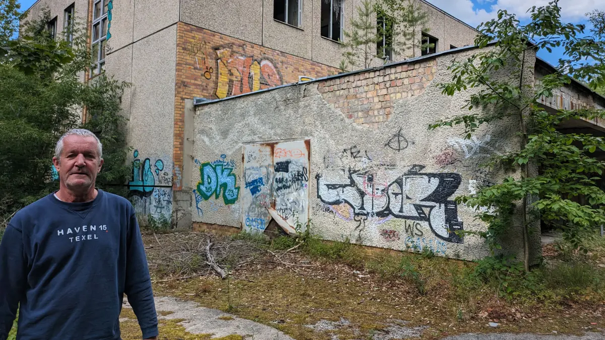 Andreas Zogrotzki vor einer Ruine in der Waldsiedlung Bernau, 13.6.24