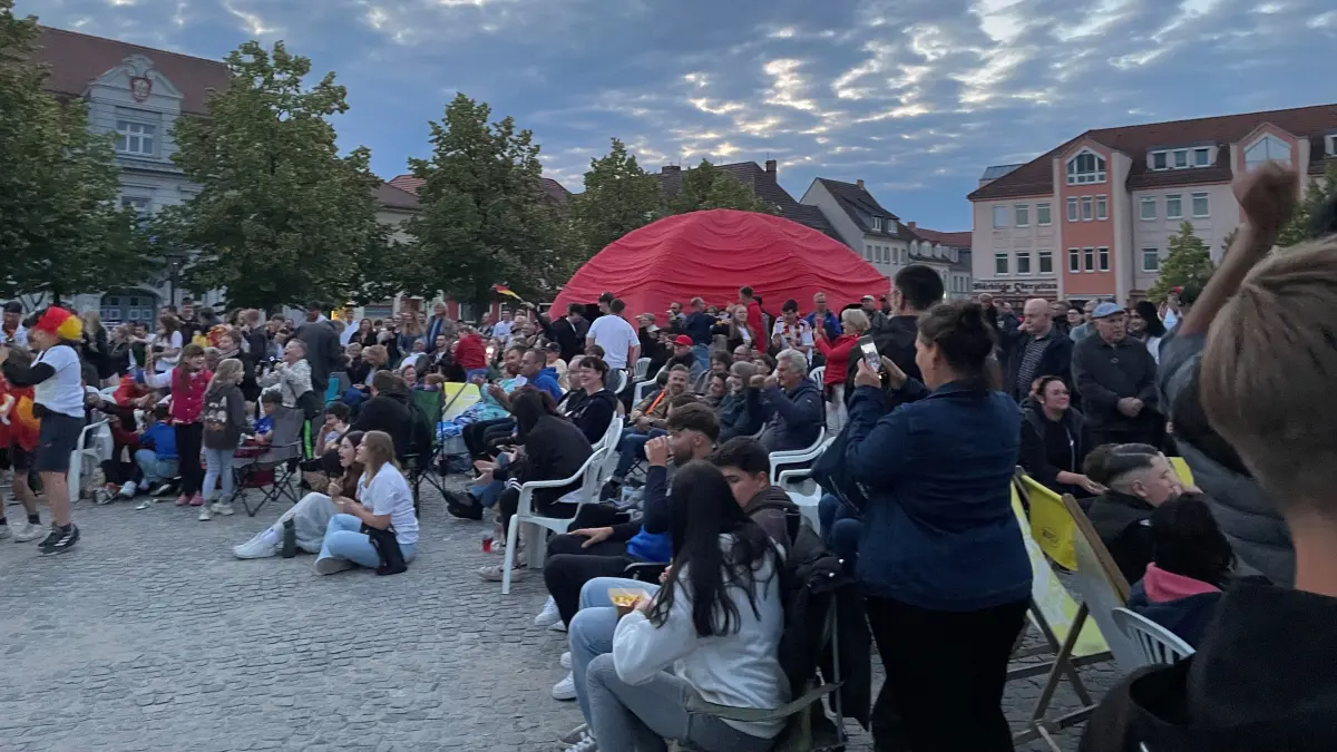 Die Jubel nach dem 3. Tor für Deutschland ist groß. Ein Fußballfest auf dem Beeskower Marktplatz, wie Bürgermeister Robert Czaplinski es sich gewünscht hat.