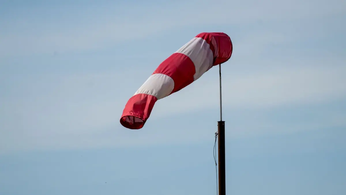 Wetter in Bayern: ARCHIV - 12.04.2024, Bayern, Flugplatz Ansbach-Petersdorf: Eine Windfahne weht in der Luft. In Nordbayern wird es wechselhafter. (zu dpa: «Starker Wind zieht über Bayern - wechselhaftes Wetter am Sonntag») Foto: Pia Bayer/dpa +++ dpa-Bildfunk +++