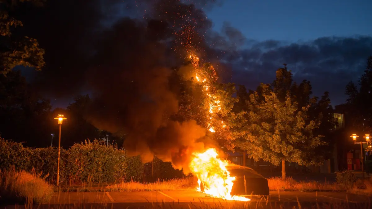 Brand in Fredersdorf: Ein Auto stand am S-Bahnhof lichterloh in Flammen.