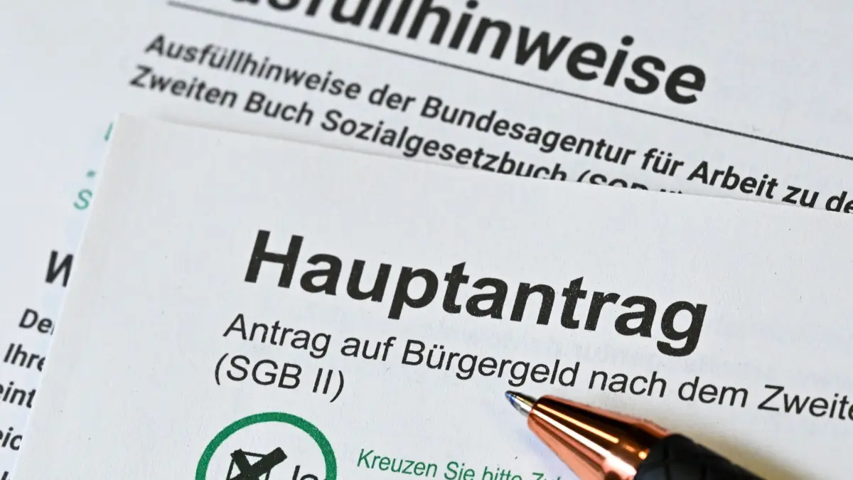 Bürgergeld: ARCHIV - 28.03.2024, Berlin: Im Jobcenter Tempelhof-Schöneberg liegt ein Antrag auf Bürgergeld und dazu passende Ausfüllhinweise. (zu dpa: «Städtetag gegen Streichung des Bürgergelds für Ukraine-Flüchtlinge») Foto: Jens Kalaene/dpa +++ dpa-Bildfunk +++