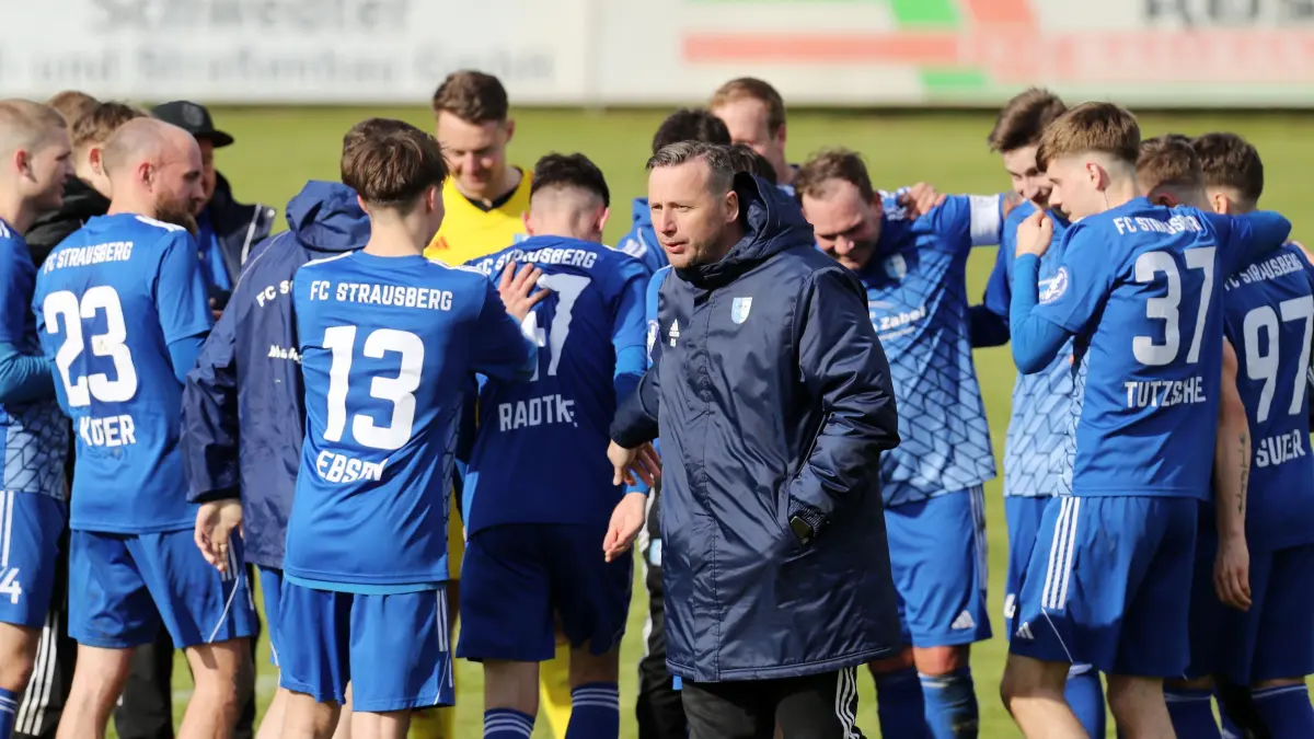 LK Sch?nower SV — FC Strausberg: Sch?now 20.04.24, LK Sch?nower SV - FC Strausberg, 3:1-Sieg wied gefeiert, FCS-Trainer Roman Sedlak war zufrieden