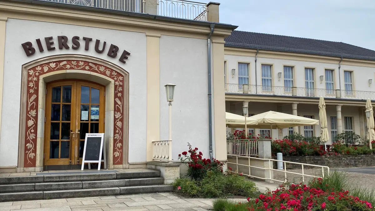 Biertrinken hat in Eisenhüttenstadt Tradition: Das Restaurant Aktivist mit seiner historischen Bierstube hat auch im Außenbereich noch einen Biergarten.