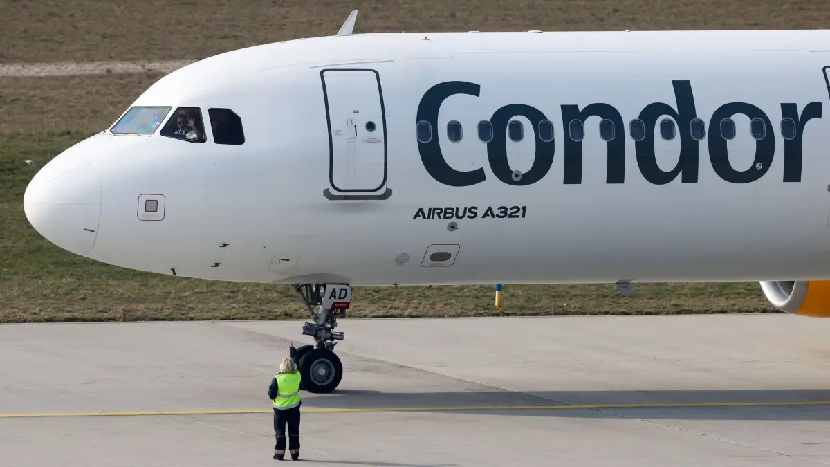 Flughafen Leipzig: ARCHIV - 26.03.2021, Sachsen, Schkeuditz: Der Pilot einer Condor-Maschine mit Ziel Teneriffa winkt dem Bodenpersonal vor dem Start vom Flughafen Leipzig/Halle. (zu dpa: «Beginn der Sommerferien: Flieger steuern den Süden an») Foto: Jan Woitas/dpa-Zentralbild/dpa +++ dpa-Bildfunk +++