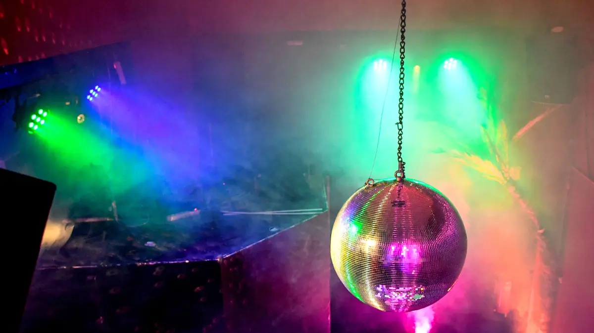Tanzen unter der Discokugel (Symbolbild). Ob beim Sommerfest des FSV Basdorf nur getanzt wurde, oder es rassistische Vorfälle gab, das ermittelt derzeit der Staatsschutz.