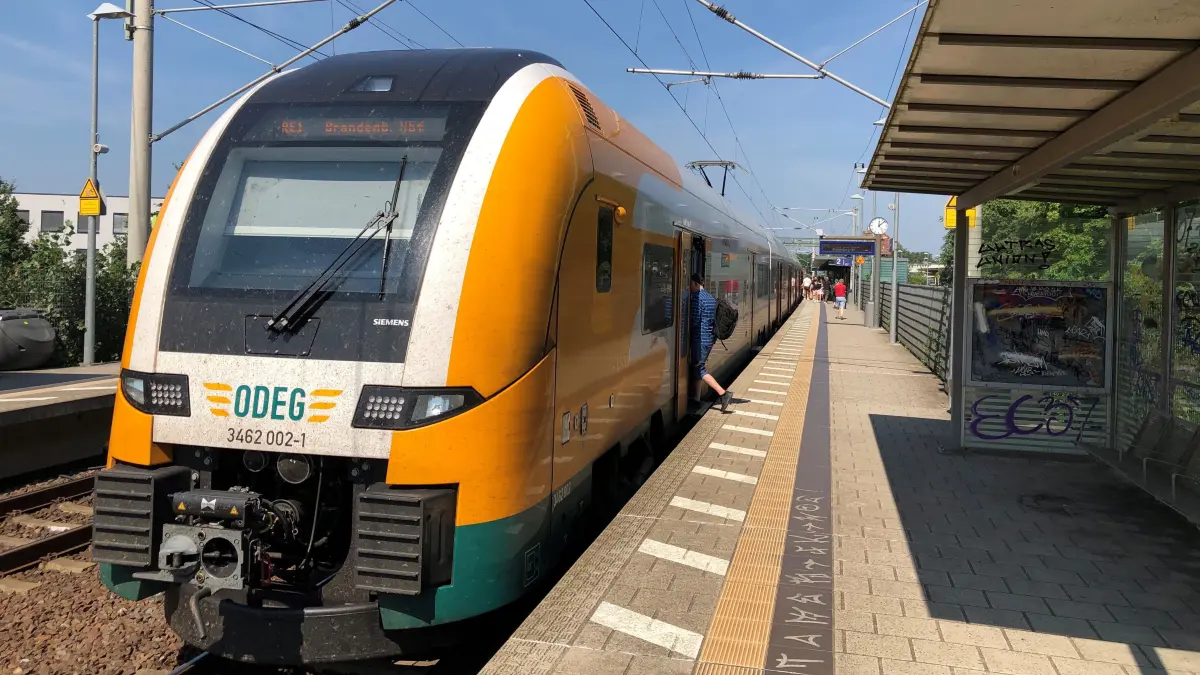 Ausfall: Ein RE1 der Odeg am Bahnhof Erkner auf dem Weg nach Berlin