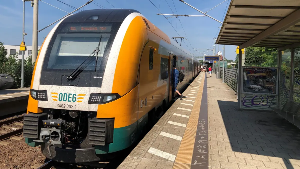 Ausfall: Ein RE1 der Odeg am Bahnhof Erkner auf dem Weg nach Berlin