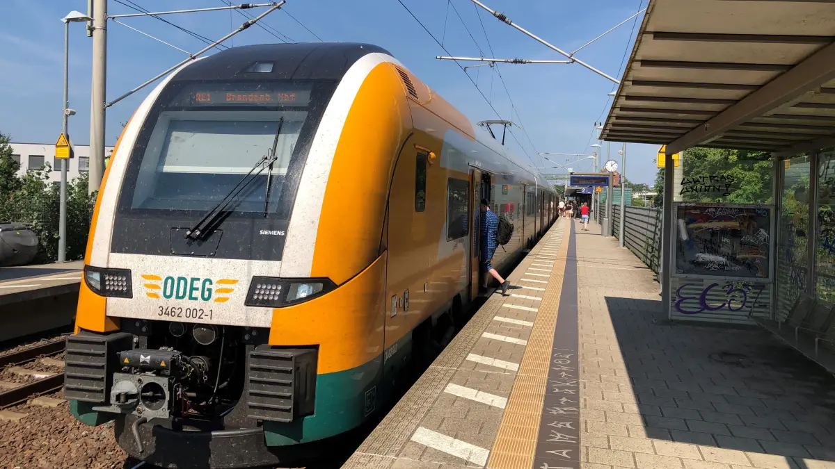Ausfall: Ein RE1 der Odeg am Bahnhof Erkner auf dem Weg nach Berlin