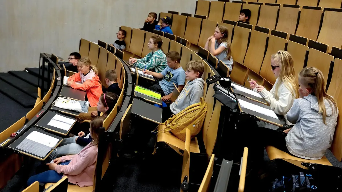 Theologe Reinbold gibt Kindern Einblicke in die Religion: Theologe Wolfgang Reinbold gibt am 12.06.2024 Heranwachsenden in der Goettinger Kinder-Uni Einblicke in die Welt der Religion. Mit Fragen wie "Warum ist der Halbmond das Symbol des Islam?", "Was bedeutet das Wort Pfingsten?" oder "Warum hatte Jesus keinen Nachnamen?" naehert er sich in einer Art Quiz den Themen in einer kindgerechten Weise. (Siehe epd-Bericht und Video vom 19.06.2024)