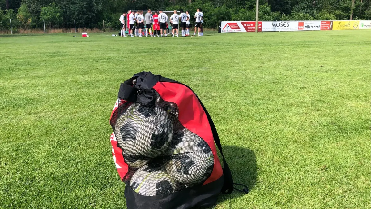 Die Bälle bleiben im Sack: In der Fußball-Brandenburgliga wurden an den letzten beiden Spieltagen der Saison 2023/24 zwei Spiele wegen Nichtantritt abgesagt.