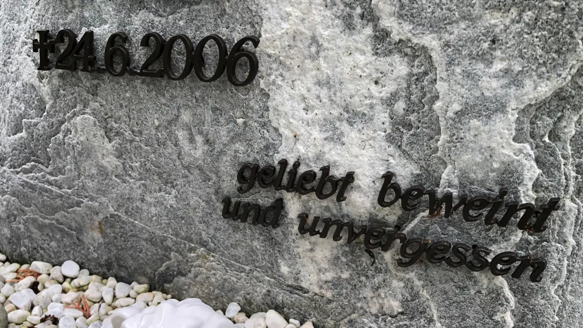Der Gedenkstein am Urnengrab von Elke Bayer: Vor 18 Jahren ist die Geschäftsfrau in Schildow ermordet worden.