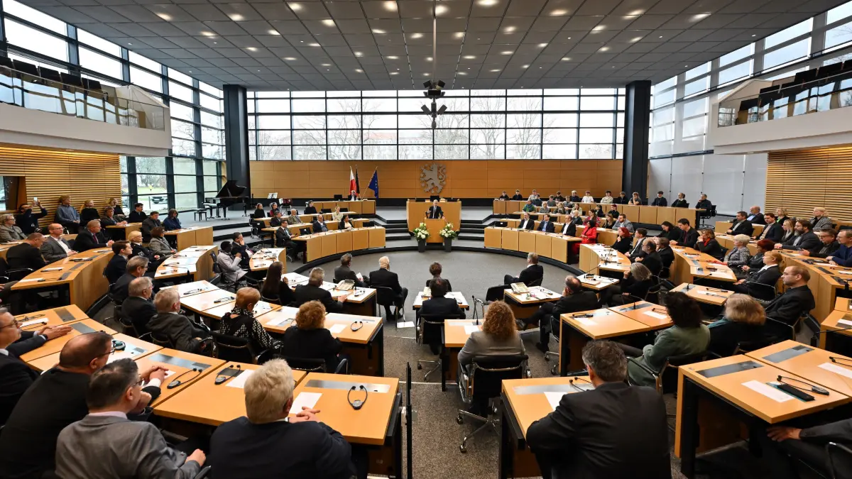 Georg Maier (SPD), Innenminister von Thüringen, spricht während einer Gedenkstunde im Thüringer Landtag. Der Thüringer Landtag, die Thüringer Landesregierung und die Stiftung Gedenkstätten Buchenwald und Mittelbau-Dora gedenken gemeinsam der Opfer des Nationalsozialismus. Im Mittelpunkt des diesjährigen Gedenkens steht die Zwangsarbeit im Nationalsozialismus. Bis zum 6. März wird das Thema mit einer Ausstellung im Landtag beleuchtet. +++ dpa-Bildfunk +++