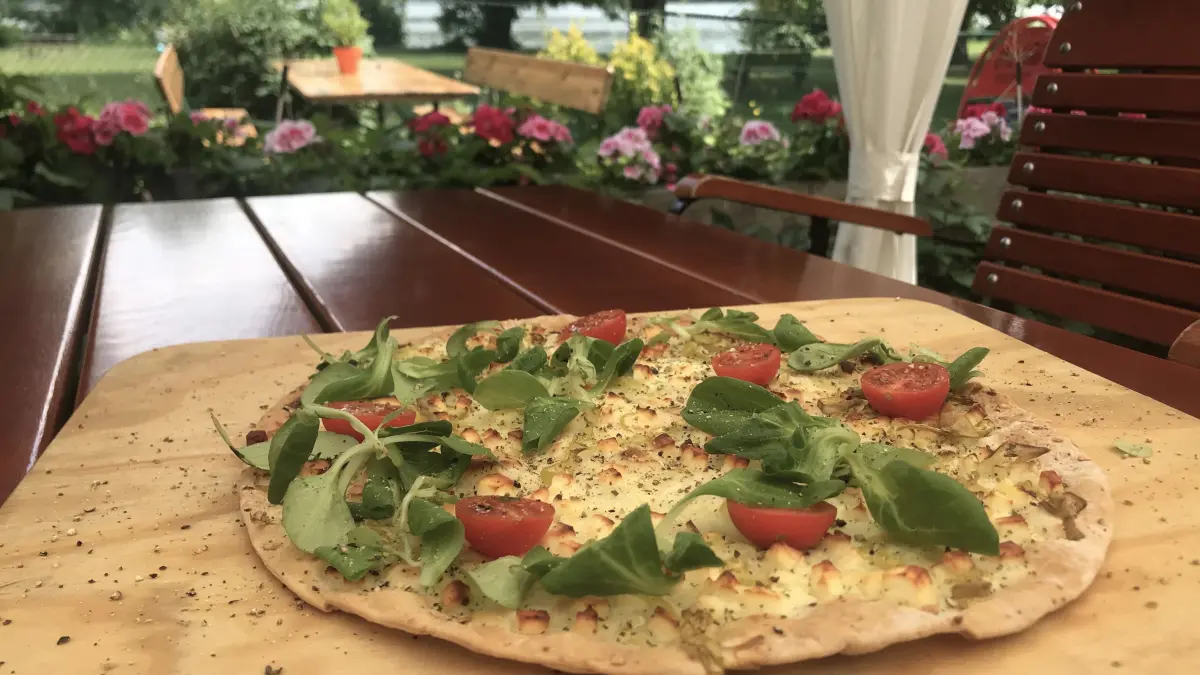 In der Gaststätte Kleine Badewiese in Berlin gibt es vegetarischen Flammkuchen mit Blick auf die Havel.