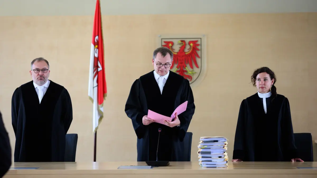 Verfassungsgericht Brandenburg verkündet Entscheidung: 21.06.2024, Brandenburg, Potsdam: Richter Markus Möller (M), Präsident vom Verfassungsgericht des Landes Brandenburg, verkündet zusammen mit den anderen Verfassungsrichtern Andreas Koch (l), und Julia Barbara Finck (r, besser bekannt als Schriftstellerin Juli Zeh), die Entscheidung über die Verfassungsklage von 23 Abgeordneten der AfD-Landtagsfraktion gegen das „Brandenburg-Paket“. Das Verfahren über den Antrag auf abstrakte Normenkontrolle richtet sich gegen den Beschluss des Brandenburger Landtags vom 15.12.2022 für eine „außergewöhnliche Notsituation“ und den Doppelhaushalt für 2023 und 2024. (zu dpa: «Verfassungsgericht kippt Regelungen zum Milliarden-Hilfspaket») Foto: Bernd von Jutrczenka/dpa +++ dpa-Bildfunk +++