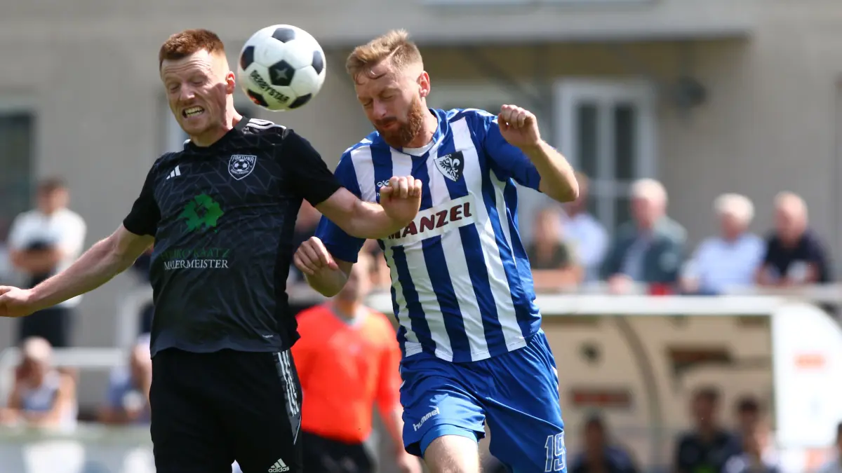 Fußball Brandenburgliga: SV Zehdenick mit Marcin Krystek (rechts) gegen Timo Schöning