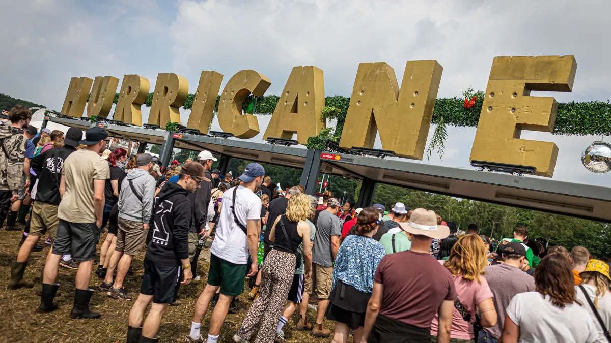 Hurricane Festival 2024: 22.06.2024, Niedersachsen, Scheeßel: Festivalbesucher warten auf Einlass auf das Gelände des Hurricane Festivals. Das Open-Air-Festival findet vom 21. bis zum 23.06. statt. Foto: Moritz Frankenberg/dpa +++ dpa-Bildfunk +++