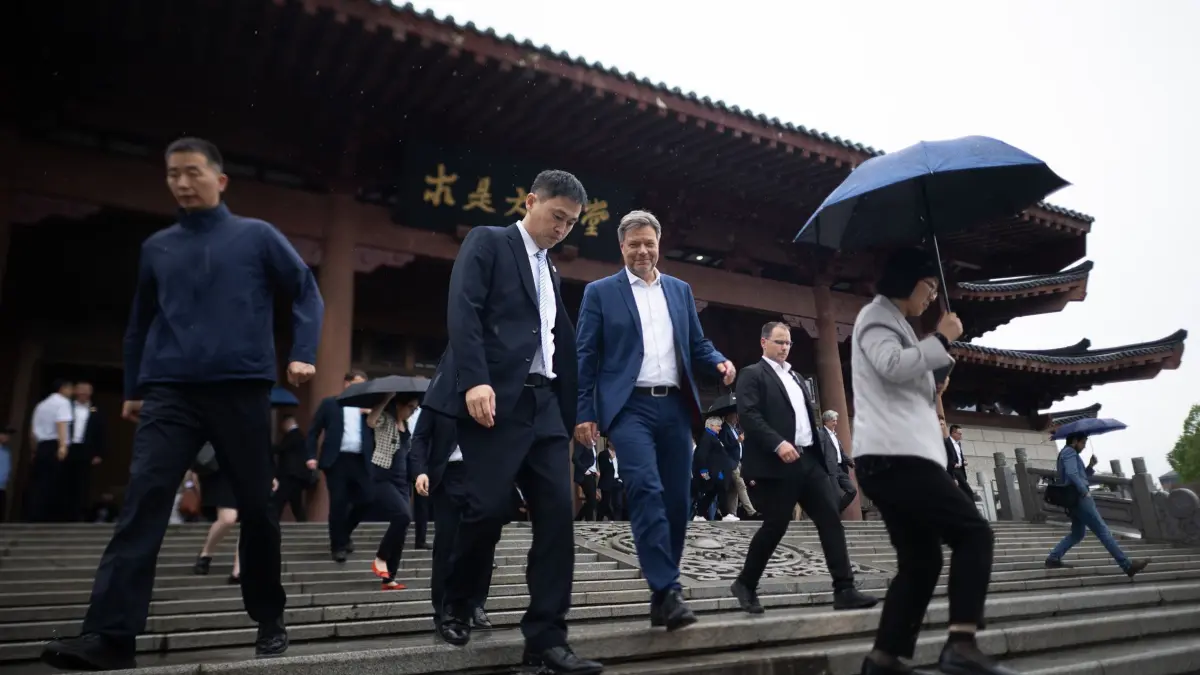 Wirtschaftsminister Habeck in China: 23.06.2024, China, Hangzhou: Robert Habeck (Bündnis 90/Die Grünen, M), Bundesminister für Wirtschaft und Klimaschutz, verlässt nach einer Diskussionsrunde mit Studierenden ein Gebäude der Zhejiang Universität. Habeck ist bis zum 23. Juni in China. Foto: Sebastian Christoph Gollnow/dpa +++ dpa-Bildfunk +++